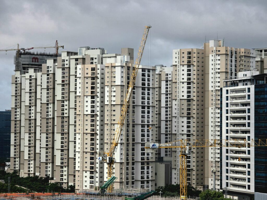 pexels photo 33541389 33541389 Dynamic construction scene with cranes and high-rise buildings under a cloudy sky.